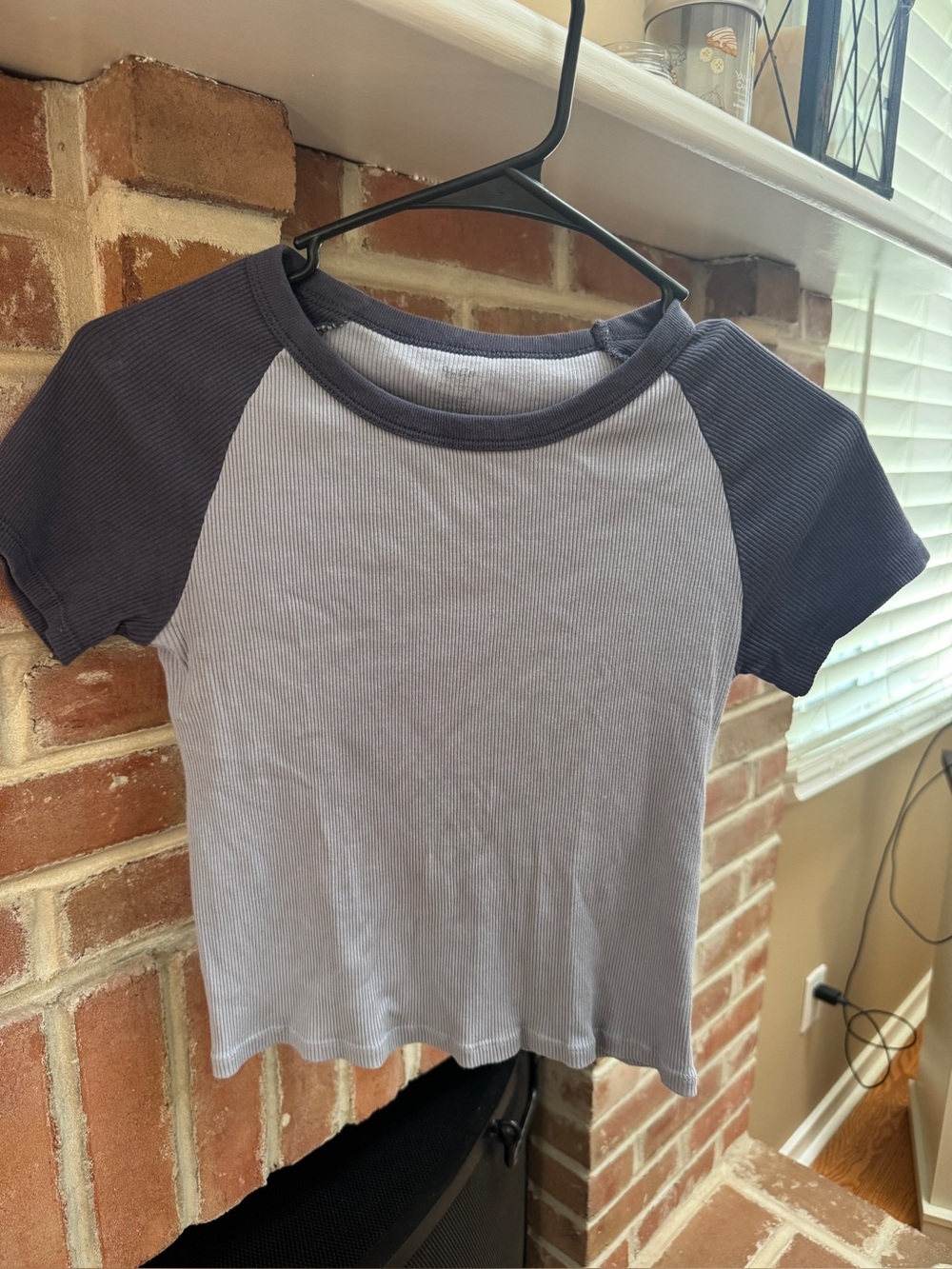 Brandy Melville  OSFA Ribbed Two-Tone Raglan Crop Top - blueish Gray & Charcoal.